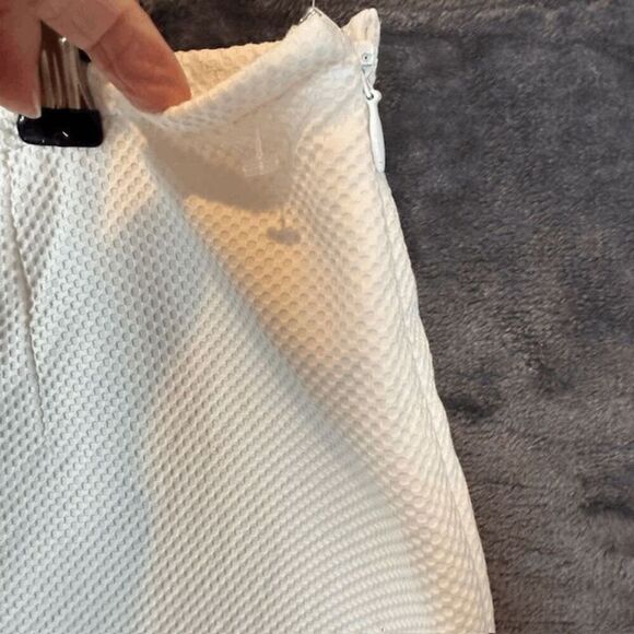 Escada Textured Ivory White Cropped Pants Flat Front Side Zip Split Hem Size 10 - Picture 2 of 13